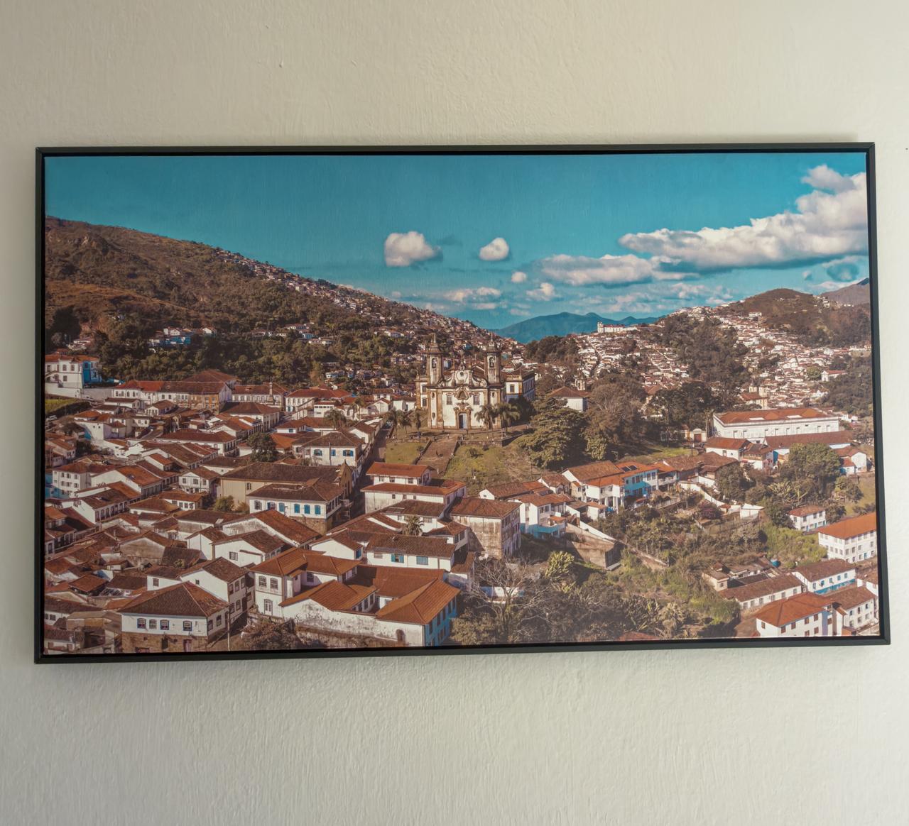 Tela em canvas com paisagem histórica de Ouro Preto entre montanhas